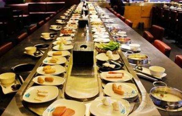 路邊攤的矮桌矮凳 快餐店老板道出的實用智慧